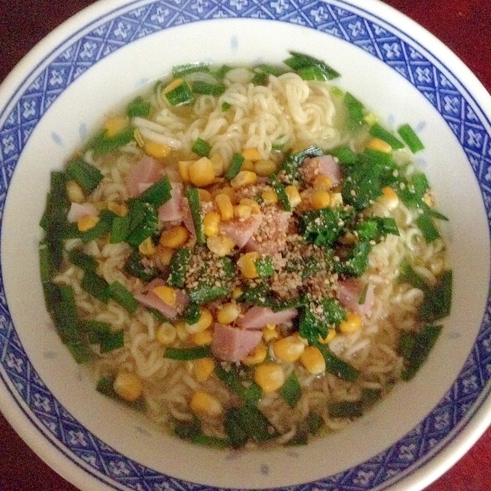 ニラとコーンと魚肉のサッポロ一番塩ラーメン。